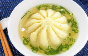 豚饅in中華スープ写真” width=